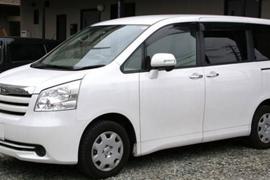 5 Seater Toyota Voxy / Noah Van